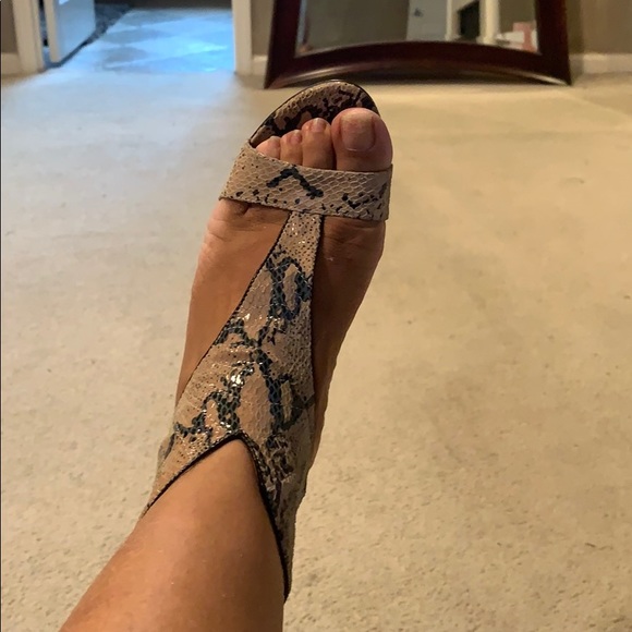 Sexy Alligator-Skin Platform Heels - Picture 4 of 6